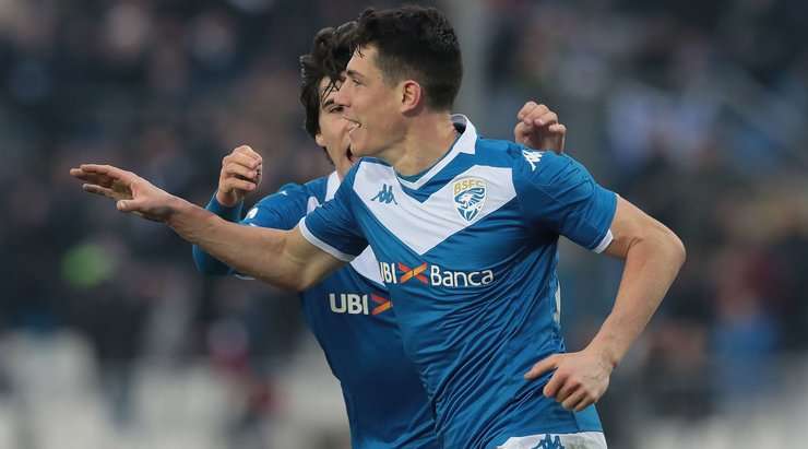 Dimitri Bisoli (Brescia) là người đầu tiên đón bóng bật ra và sút bóng chìm vào chính giữa khung thành. Một cú sút căng không thể cản phá!