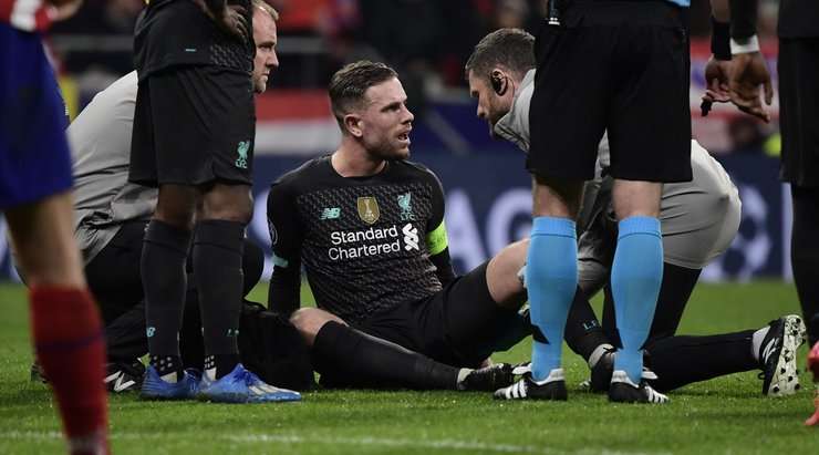 Trận đấu đang bị gián đoạn, Jordan Henderson (Liverpool) bị choáng sau cú va chạm và các nhân viên y tế phải vào sân.