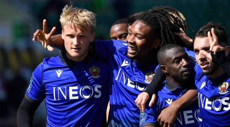 Vào! Kasper Dolberg (Nice) giành chiến thắng trên chấm phạt đền bằng một cú sút không thể cản phá, vượt qua tầm với của thủ môn Alban Lafont vào góc thấp bên trái.