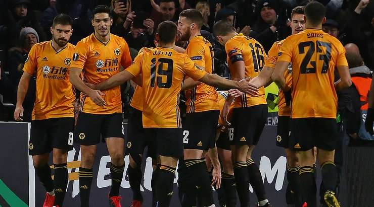 Một bàn thắng đồng đội tuyệt vời! Diogo Jota (Wolves) được giải thoát trong vòng cấm bởi Matt Doherty và không mắc một sai lầm nào với một pha dứt điểm tốt vào góc phải phía trên. 3:0.