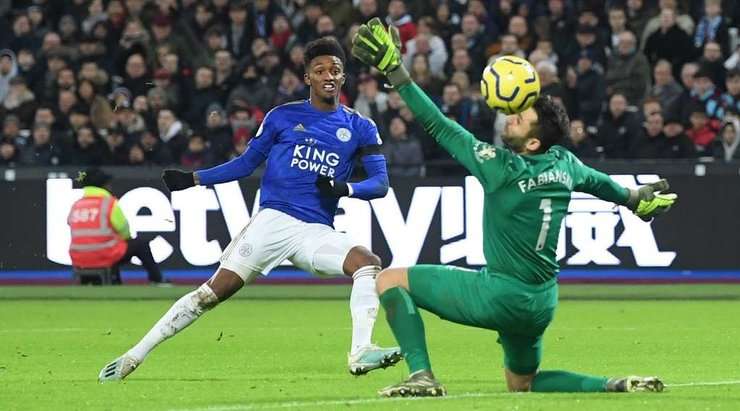Demarai Gray (Leicester) thoát xuống sau đường chuyền từ Ayoze Perez, anh lao vào vòng cấm và tung cú sút như búa bổ về phía góc cao khung thành trong tư thế đối mặt với thủ môn.