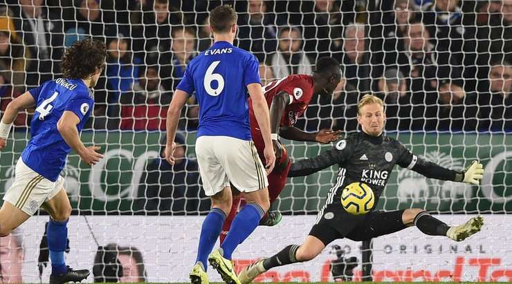 Sadio Mane (Liverpool) có một cơ hội tuyệt vời trong vòng 5m50, anh sút vào giữa khung thành, nhưng Kasper Schmeichel đã có một pha cản phá chuẩn xác để ngăn chặn anh ấy.