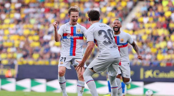 Vào! Frenkie de Jong (Barcelona) sút bóng bật ra vào chính giữa khung thành sau khi bóng đến chỗ anh ấy trong vòng cấm. Tỉ số là 0:1.