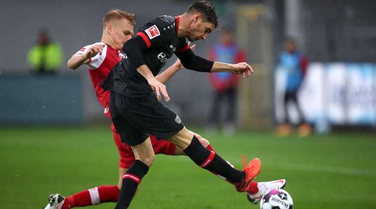 Vào! Lucas Alario (Bayer Leverkusen) chớp cơ hội sau một tình huống bóng bật ra trong vòng cấm và đánh bại thủ môn với một cú sút vào góc thấp bên trái. Tỉ số đã được nâng lên: 1:1.