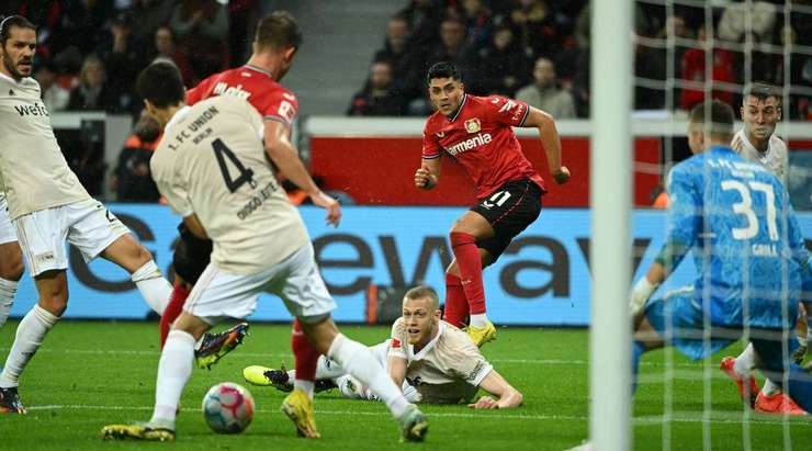 Vào! Adam Hlozek (Bayer Leverkusen) đón bóng trong vòng cấm và ghi một bàn thắng giật gót tuyệt vời. Anh ấy thay đổi tỉ số thành 4:0.