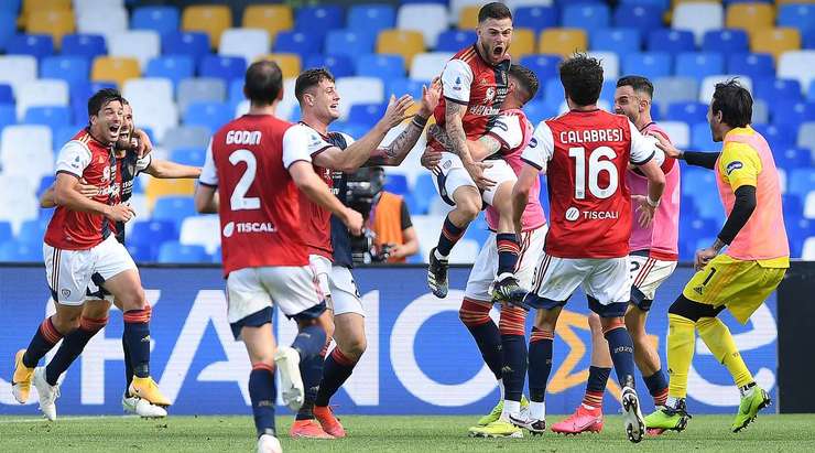 Vào - 1:1! Alfred Duncan chuyền bóng như đặt cho Nahitan Nandez (Cagliari), người có một cú sút từ cự ly gần vào góc thấp bên phải mành lưới, dễ dàng đánh bại thủ môn.