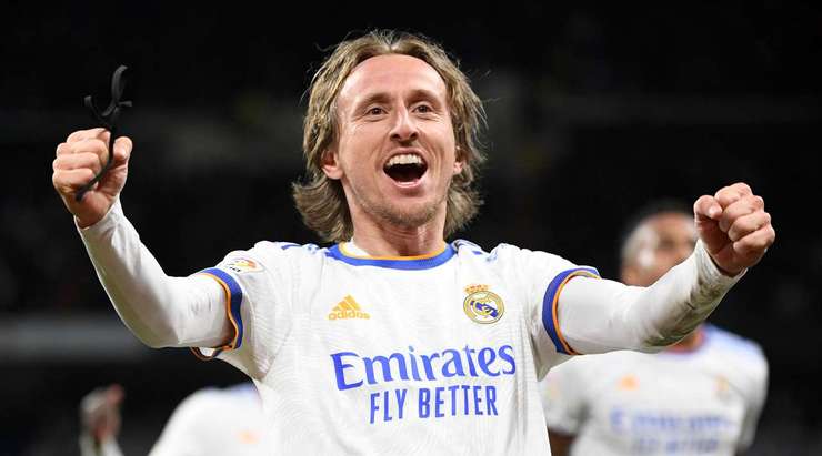 Một tuyệt phẩm ngay ngoài vòng cấm! Luka Modric (Real Madrid) sút bóng với một tốc độ và lực sút kinh hoàng vào phía trong cột dọc bên trái.