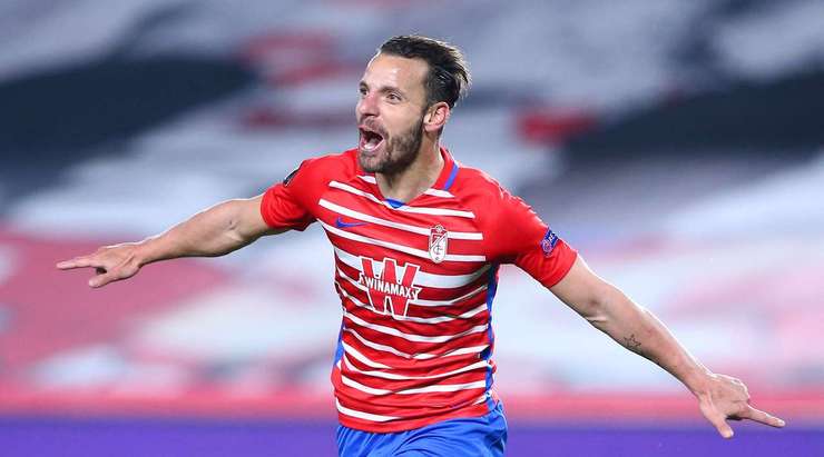 Vào! Roberto Soldado (Granada CF) vô-lê bóng từ rìa vòng cấm và cú sút của anh đi đập chân cột dọc bên trái vào lưới. Jorge Molina là người đã kiến tạo bàn thắng. 2:0.