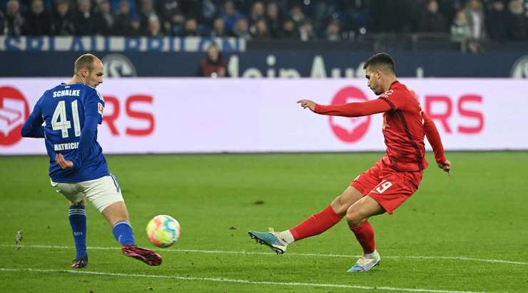 Một tuyệt phẩm ngay ngoài vòng cấm! Andre Silva (RB Leipzig) sút bóng với một tốc độ và lực sút kinh hoàng vào góc thấp bên trái khung thành.