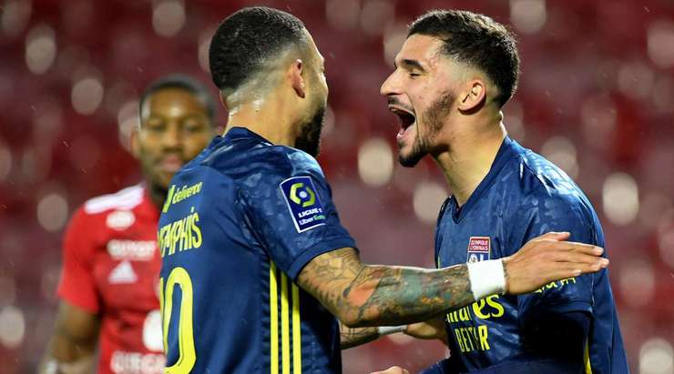 Vào! Memphis Depay kiến tạo cho Houssem Aouar (Lyon) một đường chuyền tốt trong vòng cấm. Nó cho phép anh ấy dứt điểm với một cú sút chìm vào ngay giữa khung thành. 0:2.