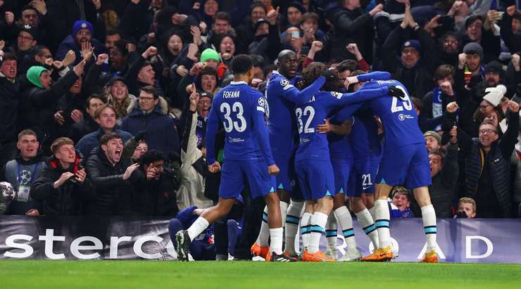 Vào! Sau khi nhận một đường chuyền tốt, Raheem Sterling (Chelsea) tung một cú sút đi thẳng vào nóc lưới. Một tình huống phối hợp đồng đội tuyệt vời!