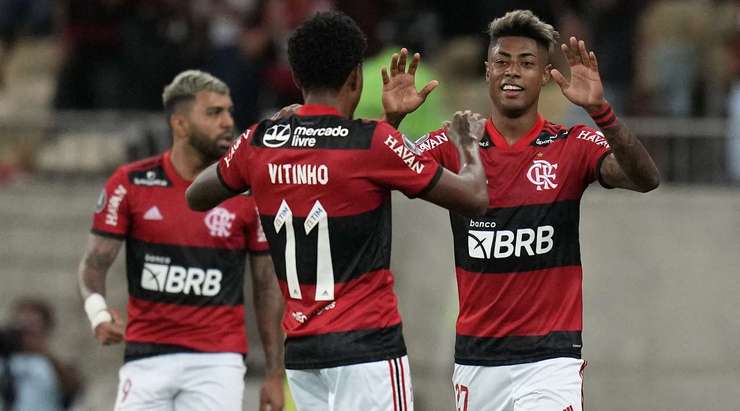 Vào! Bằng một đường chuyền vượt qua cả tầm với của thủ môn, Gabriel Barbosa dọn cỗ cho Bruno Henrique (Flamengo RJ) ghi một bàn thắng không thể dễ dàng hơn, và cầu thủ này không phạm một sai lầm nào với cú đánh đầu đập đất từ cự ly gần chính giữa khung thành trống. Tỉ số là 1:0.