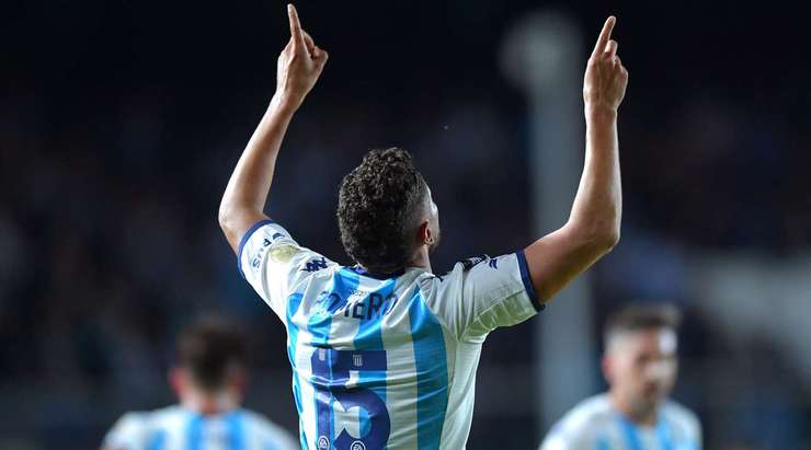 Vào! Gabriel Rojas thực hiện một đường lob bóng gọn gàng vào vòng cấm cho Maximiliano Romero (Racing Club), người đã chiến thắng trong pha không chiến với hậu vệ đối phương trước khi đánh đầu vào chính giữa khung thành từ cự ly gần. Tỉ số là 1:0.