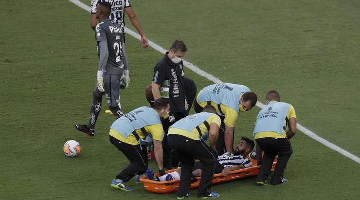 Felipe Jonatan Rocha Andrade (Santos) đang nằm sân sau pha tranh bóng trước đó và đội ngũ y tế đang được gọi vào để giúp anh ấy.