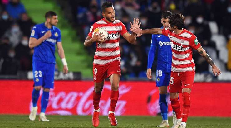 VÀO! Luis Suarez (Granada CF) cắt được bóng từ đường chuyền bất cẩn của thủ môn đối phương và vui vẻ trừng phạt sai lầm đó. Tỉ số lúc này là 3:2.