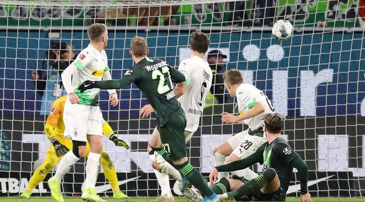 Maximilian Arnold (Wolfsburg) lấy bóng tại rìa vòng cấm và tung cú sút một chạm không hề do dự. Anh ấy sút bóng xuất sắc khi nó đi vào phía trong cột dọc bên phải. Có thể thực hiện tốt hơn không? Chắc chắn là không. 2:1.