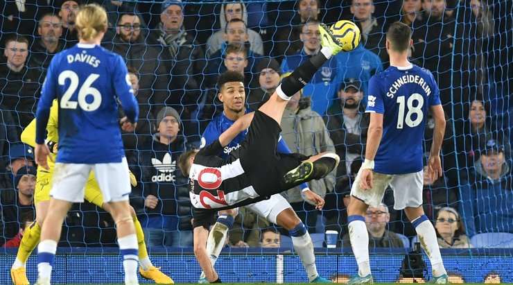 VÀO! Florian Lejeune (Newcastle Utd) đón bóng bật ra trong vòng cấm và tung một cú đá móc tuyệt diệu. Một pha dứt điểm phi thường! 2:1.