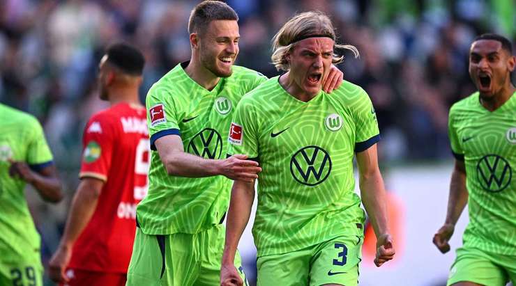 Đã có bàn thắng! Sebastiaan Bornauw (Wolfsburg) dũng cảm tung người đánh đầu cận thành sau đường căng ngang của Patrick Wimmer và anh không để cho thủ môn Robin Zentner bất kỳ cơ hội cản phá nào. Bóng bay như một viên đạn vào góc cao bên trái khung thành. Tỉ số là 2:0.