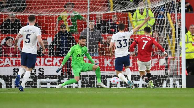 Cristiano Ronaldo (Manchester United) có rất nhiều khoảng trống sau khi đón một đường chuyền chính xác trong vòng cấm. Anh không do dự tung một cú sút tuyệt vời, đưa bóng vào góc thấp bên trái cầu môn.