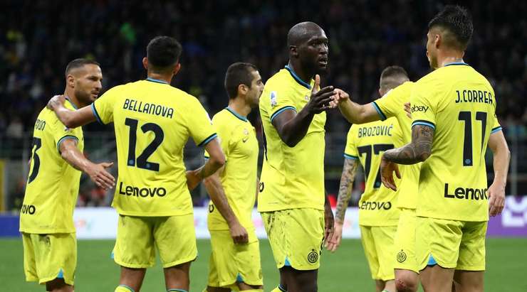 VÀO! Romelu Lukaku (Inter) nhận một đường chuyền chất lượng, anh tạo khoảng trống cho mình và tung một cú sút xa trái phá, đưa bóng vào góc cao bên phải khung thành. Một bàn thắng ấn tượng!