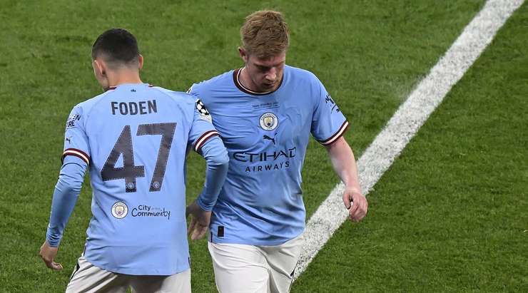 Kevin De Bruyne không thể tiếp tục thi đấu thêm chút nào nữa với chấn thương vừa rồi. Phil Foden (Manchester City) sẽ được tung vào sân.