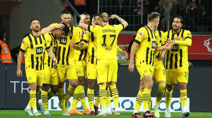 Vào! Julian Brandt dọn cỗ cho Karim Adeyemi (Dortmund) tại rìa vòng cấm người sút bóng vào góc phải phía dưới. 0:1.