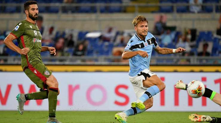 Bóng đã nằm trong lưới sau một pha dứt điểm xuất sắc của Ciro Immobile (Lazio)! Luis Alberto chọc khe rất sắc sảo và kiến tạo cơ hội cho Ciro Immobile (Lazio), người đã phản ứng rất nhanh để thoát xuống đối mặt với thủ môn và dứt điểm từ cự li gần vào góc thấp bên phải khung thành. Tỉ số bây giờ là 2:1.