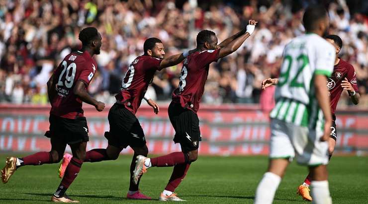 Vào! Lassana Coulibaly (Salernitana) thể hiện nền tảng kỹ thuật tuyệt vời của mình với một cú sút một chạm từ ngay bên ngoài vòng cấm, bóng đi vào góc thấp bên trái khung thành. Tỉ số là 3:0.