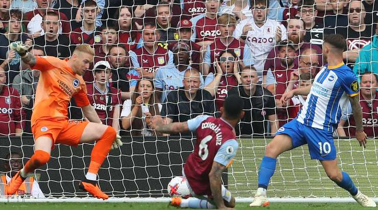 Douglas Luiz (Aston Villa) nhận đường chuyền từ đồng đội và anh không hề do dự tung một cú sút chìm không thể cản phá vào góc thấp bên phải khung thành.