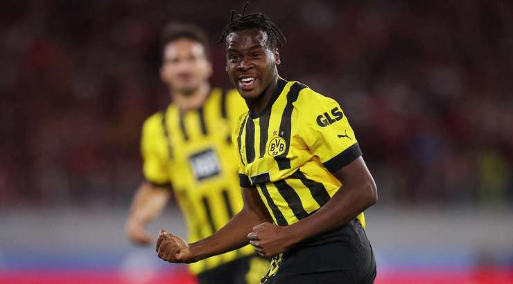 Jamie Bynoe-Gittens (Dortmund) nhận một đường chuyền tuyệt vời từ đồng đội nhưng cú sút của anh lại đi quá hiền vào chính giữa khung thành. Nhưng không! Thủ môn đã mắc một sai lầm chết người và quả bóng đã chui vào lưới!