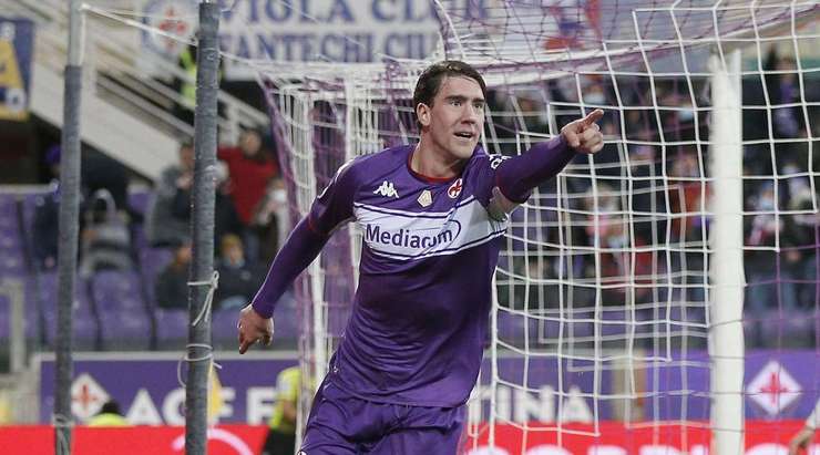 Vào! Riccardo Sottil chuyền bóng đến chân của Dusan Vlahovic (Fiorentina), người đứng trước mành lưới trống và không gặp khó khăn đệm bóng vào khung thành. 3:0.