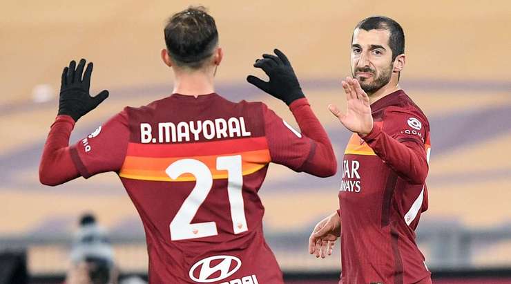 Vào! Borja Mayoral lấy bóng, giúp Henrikh Mkhitaryan (AS Roma) thoát xuống vòng cấm và anh ấy ghi bàn với một pha dứt điểm bấm bóng thú vị để thay đổi tỉ số thành 2:2.