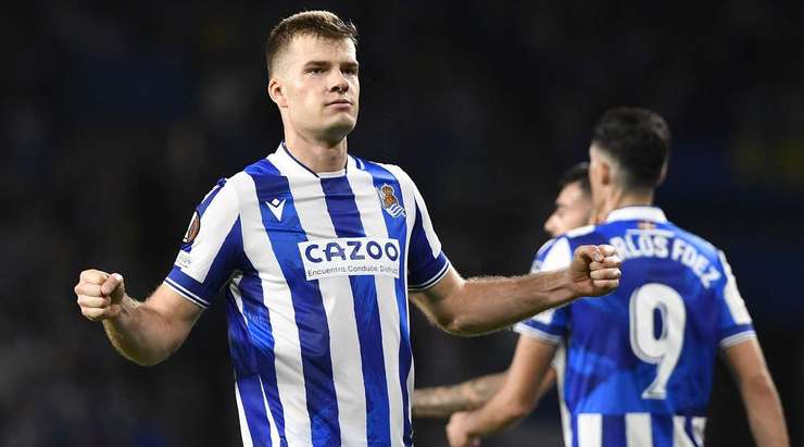 Alexander Sorloth (Real Sociedad) đột phá qua hàng phòng ngự đối phương và ghi một bàn thắng xuất sắc từ ngoài vòng cấm: cú sút của anh đi đúng vào mép trong cột dọc bên trái!