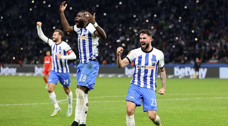 Vào! Marco Richter (Hertha Berlin) sút bóng bật ra vào nóc lưới sau khi bóng đến chỗ anh ấy trong vòng cấm. Tỉ số là 2:0.
