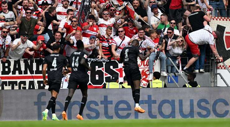 VÀO! Bóng được treo vào từ quả phạt góc và Serhou Guirassy (VfB Stuttgart) chạy chỗ rất tốt để tung một cú đánh đầu hoàn hảo vào góc phải cầu môn. Tỉ số của trận đấu đã được nâng lên: 1:2.