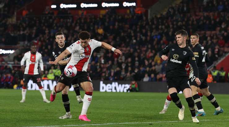 Vào! Stuart Armstrong kiến tạo cho Che Adams (Southampton) một đường chuyền tốt trong vòng cấm. Nó cho phép anh ấy dứt điểm với một cú sút hiểm hóc vào sát bên dưới xà ngang. 0:1.
