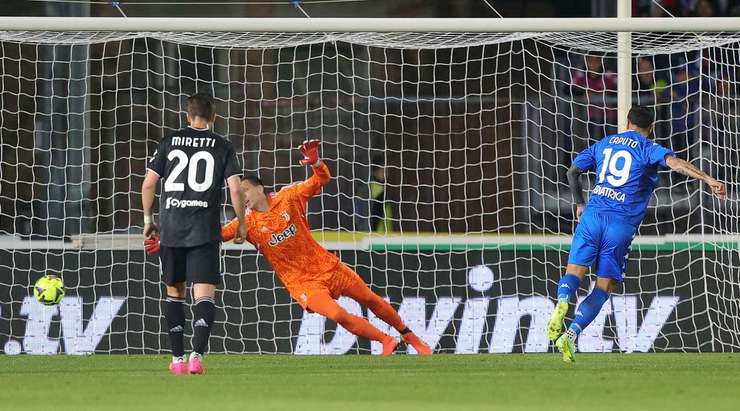 VÀO! Đó là một cú sút phạt đền tuyệt vời của Francesco Caputo (Empoli) về phía góc thấp bên trái khung thành, không có một chút cơ hội nào cho thủ môn Wojciech Szczesny để cản phá!
