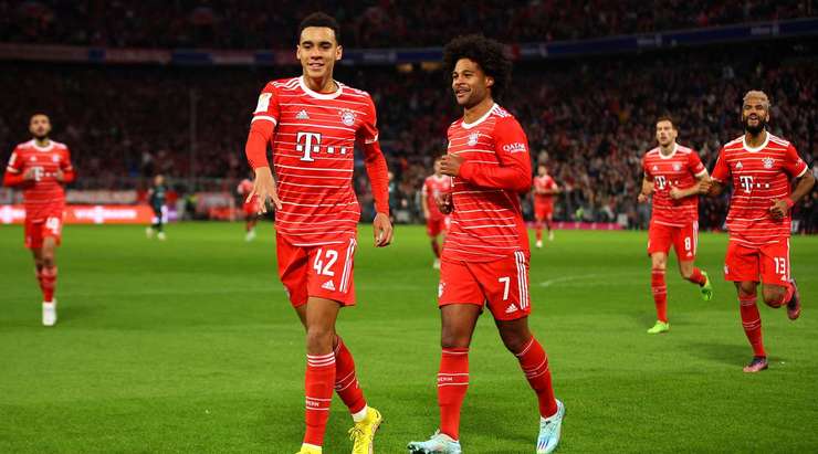 Vào! Jamal Musiala (Bayern Munich) sút bóng bật ra vào góc trái phía dưới sau khi bóng đến chỗ anh ấy trong vòng cấm. Tỉ số là 1:0.