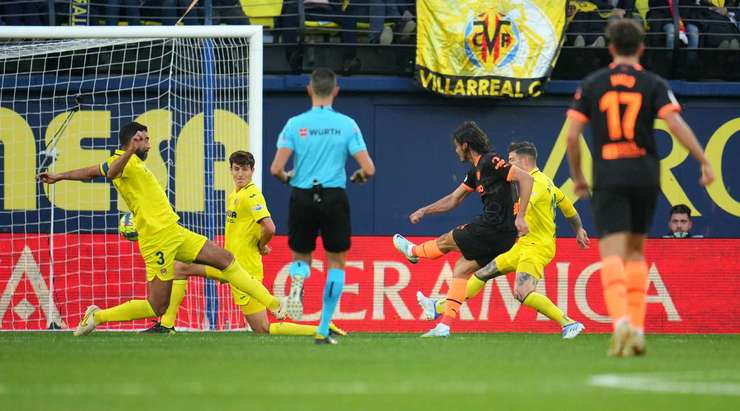 Vào! Edinson Cavani (Valencia) lấy bóng bật ra trong vòng cấm và sút thành bàn, vào bên trái mành lưới.