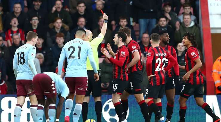 Jefferson Lerma (Bournemouth) bị phạt thẻ vàng và bị trọng tài Anthony Taylor đuổi khỏi sân, vì đó đã là thẻ vàng thứ hai.