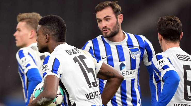 Peter Pekarik có một đường căng ngang xuất sắc vào trong vòng cấm. Jhon Cordoba (Hertha Berlin) đón bóng và đánh đầu từ cự li gần vào góc cao bên phải, đánh bại thủ môn Jiri Pavlenka. Một tình huống thể hiện sự nhạy bén cũng như khả năng dứt điểm thượng hạng. Tỉ số là 1:2.