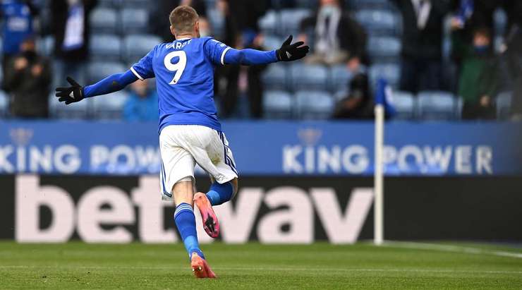 Vào! Jamie Vardy (Leicester) giành chiến thắng trên chấm phạt đền bằng một cú sút không thể cản phá, vượt qua tầm với của thủ môn Hugo Lloris vào góc thấp bên phải.