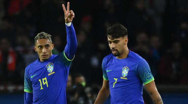 Vào! Đường lốp bóng vào vòng cấm đẹp mắt của Casemiro được Raphinha (Brazil) vồ lấy như hổ đói vồ mồi. Không đợi phải nhắc, anh đánh đầu từ cự ly gần đưa bóng vượt qua tầm với của thủ môn Aymen Dahmen trước khi đi vào góc cao bên phải khung thành. Tỉ số là 1:0.