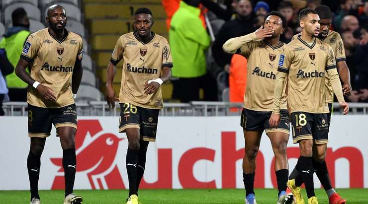 Vào - 2:1! Seko Fofana chuyền bóng như đặt cho Lois Openda (Lens), người có một cú sút chìm từ cự ly gần vào lưới, dễ dàng đánh bại thủ môn.
