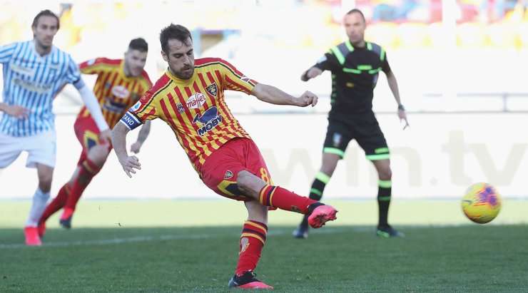 Vào! Etrit Berisha đã chạm được những đầu ngón tay vào bóng sau cú sút của Marco Mancosu (Lecce), nhưng chừng đó thôi không đủ ngăn trái bóng đi vào góc cao bên trái khung thành.