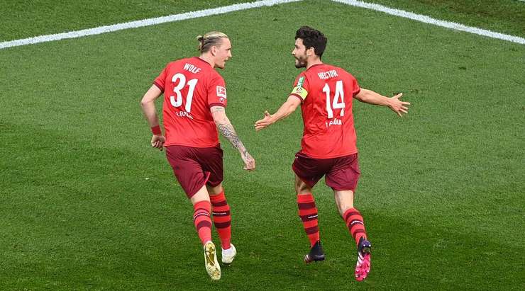 Vào! Ondrej Duda trả bóng về tuyến sau cho Jonas Hector (Köln). Và từ một vị trí gần rìa vòng cấm, cầu thủ này đánh bại thủ môn bằng một cú sút hiểm hóc vào góc thấp bên phải khung thành. Tỉ số là 2:1.