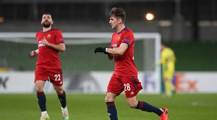VÀO! Christoph Knasmullner (Rapid Vienna) nhận một đường chuyền chất lượng, anh tạo khoảng trống cho mình và tung một cú sút xa trái phá, đưa bóng vào phía trong cột dọc bên trái. Một bàn thắng ấn tượng!