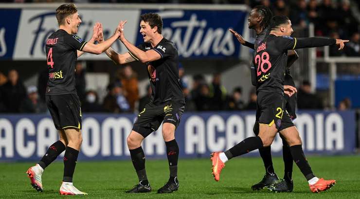 Anthony Rouault (Toulouse) được kiến tạo một cơ hội tuyệt vời bên trong vòng cấm và anh tung một sút bóng căng vào góc thấp bên trái khung thành.