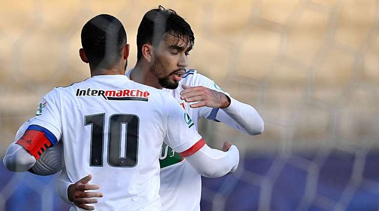 Vào! Lucas Paqueta đưa bóng qua vòng cấm và Memphis Depay (Lyon) đã có một nhiệm vụ dễ dàng nhất thế giới để đưa bóng vào lưới trống. 0:2.