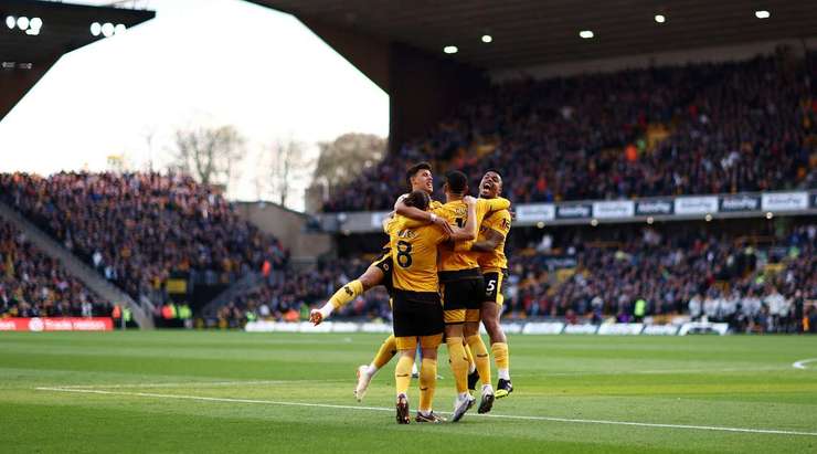 Đó là một bàn phản lưới nhà! Tình huống rất đáng tiếc đối với Joachim Andersen (Crystal Palace), người đã rất cố gắng ngăn chặn một quả tạt của đối phương vào vòng 5m50, nhưng rốt cuộc anh lại đưa bóng vào lưới. Tỉ số là 1:0.